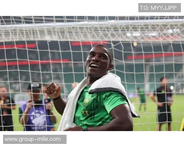 法比奥幽默回应裤子破洞事件揭示他为比赛付出的努力与坚持