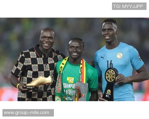 马内引领塞内加尔捧杯时刻荣耀时刻非洲杯冠军荣耀归属